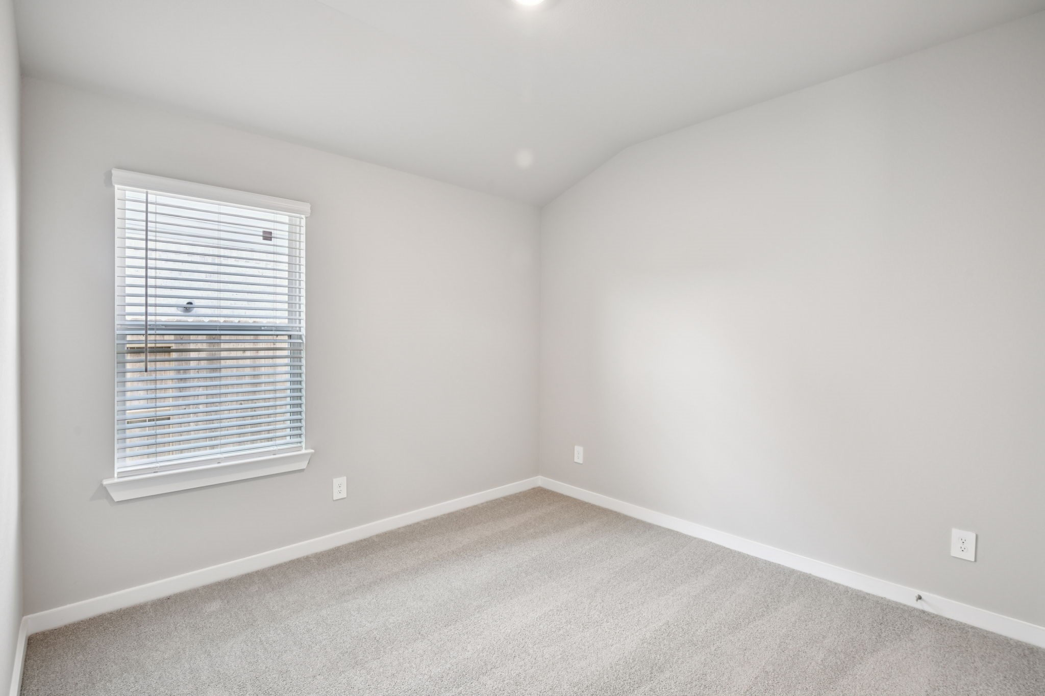 5814 Chamberlain Crossing Rosenberg, TX 77471 - Photo 30 of 39 an empty room with a window