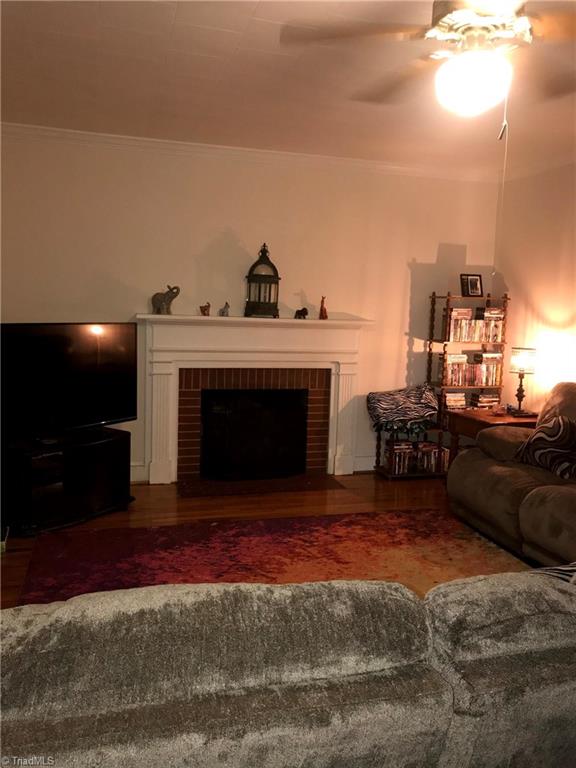 201 Periwinkle Road Eden, NC 27288 - Photo 36 of 48 Living room