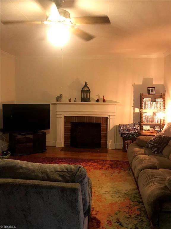 201 Periwinkle Road Eden, NC 27288 - Photo 37 of 48 Living room