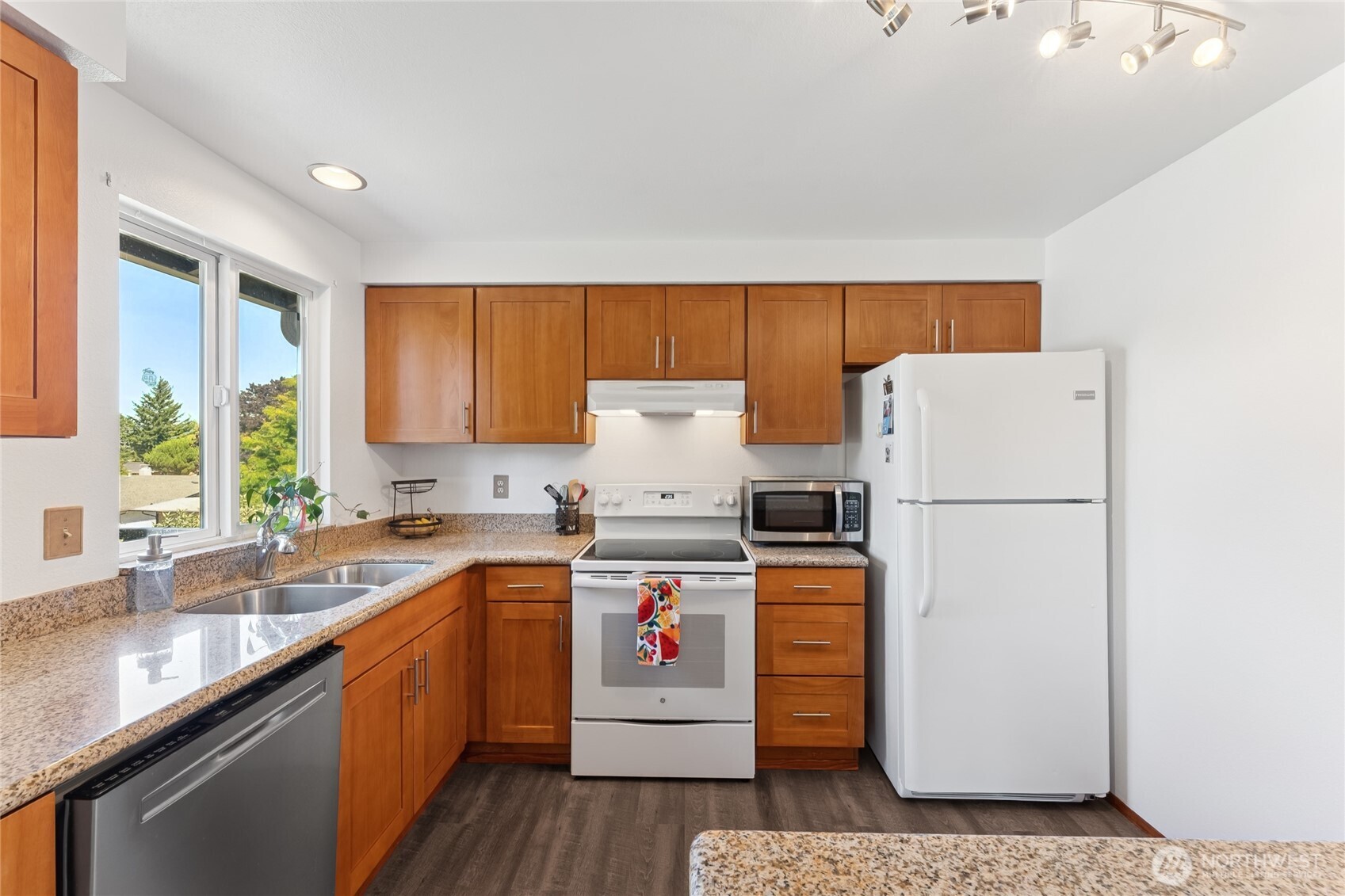 2402 Southeast 21st Street Renton, WA 98055 - Photo 4 of 24