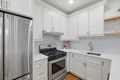 $1,399,000 | 1900 West Oakdale Avenue, Chicago, IL 60657