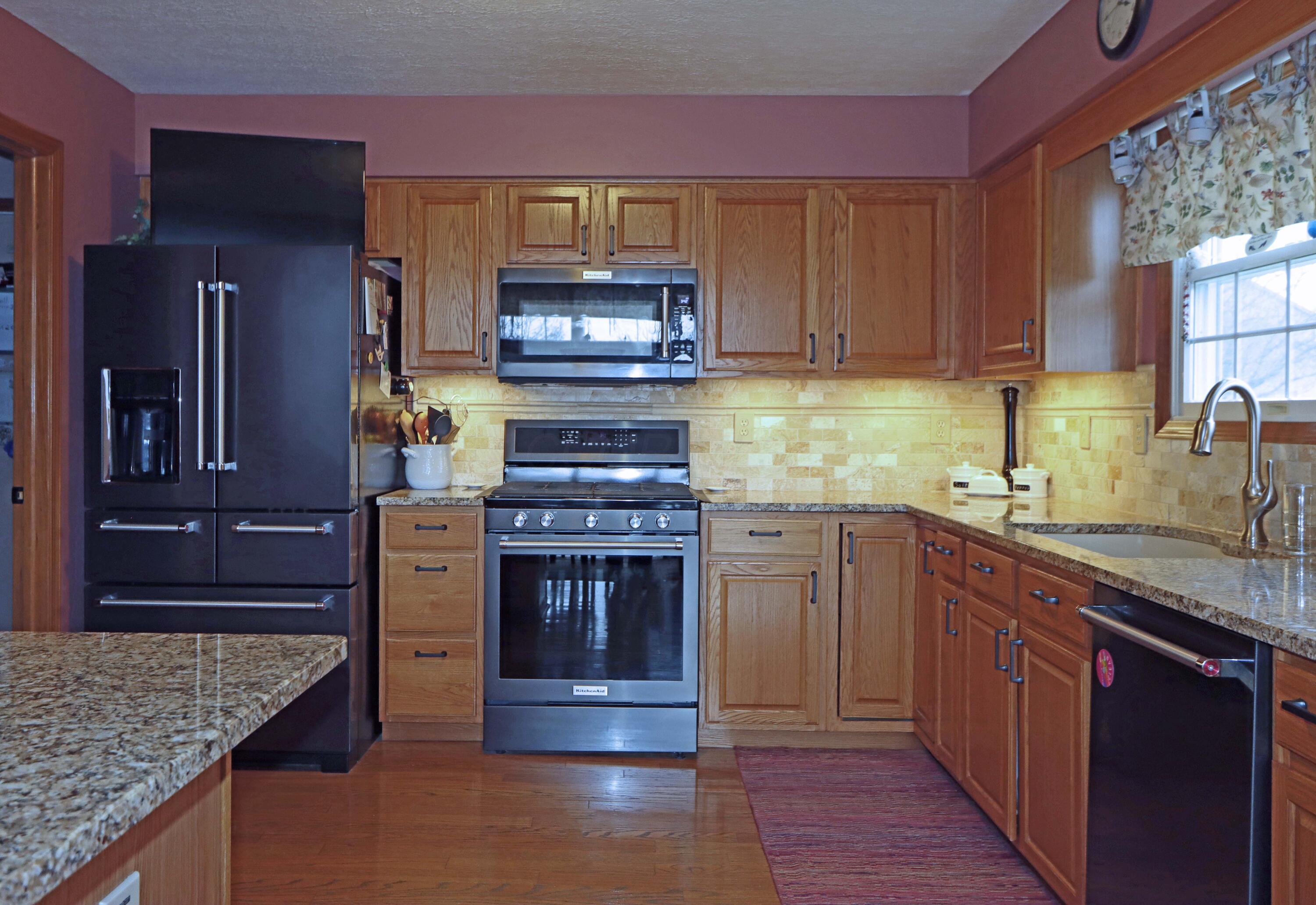 109 Keystoner Way Delaware, OH 43015 - Photo 6 of 53 Kitchen