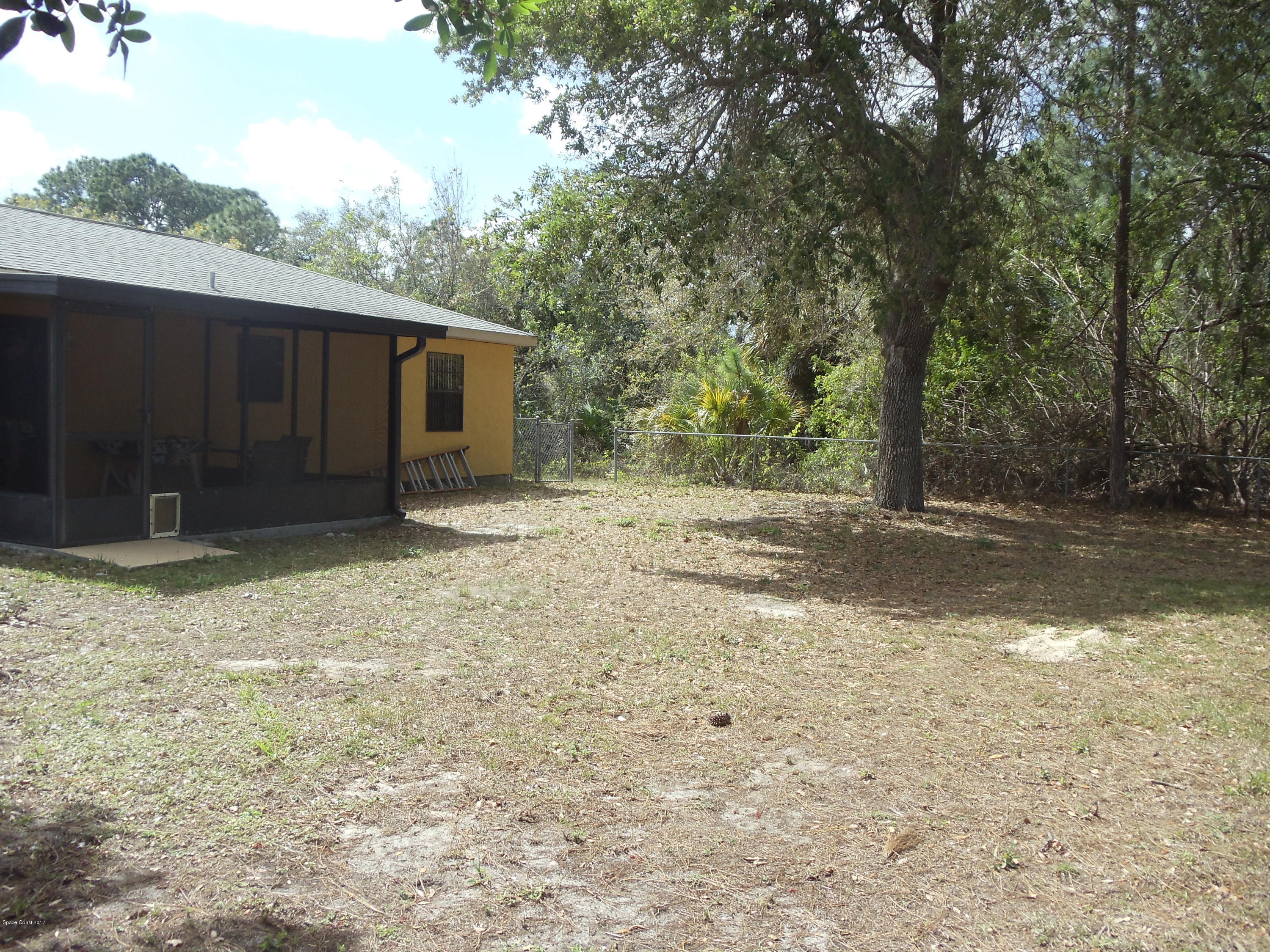 271 Trilby Road Southwest Palm Bay, FL 32908 - Photo 24 of 27 a backyard of a house