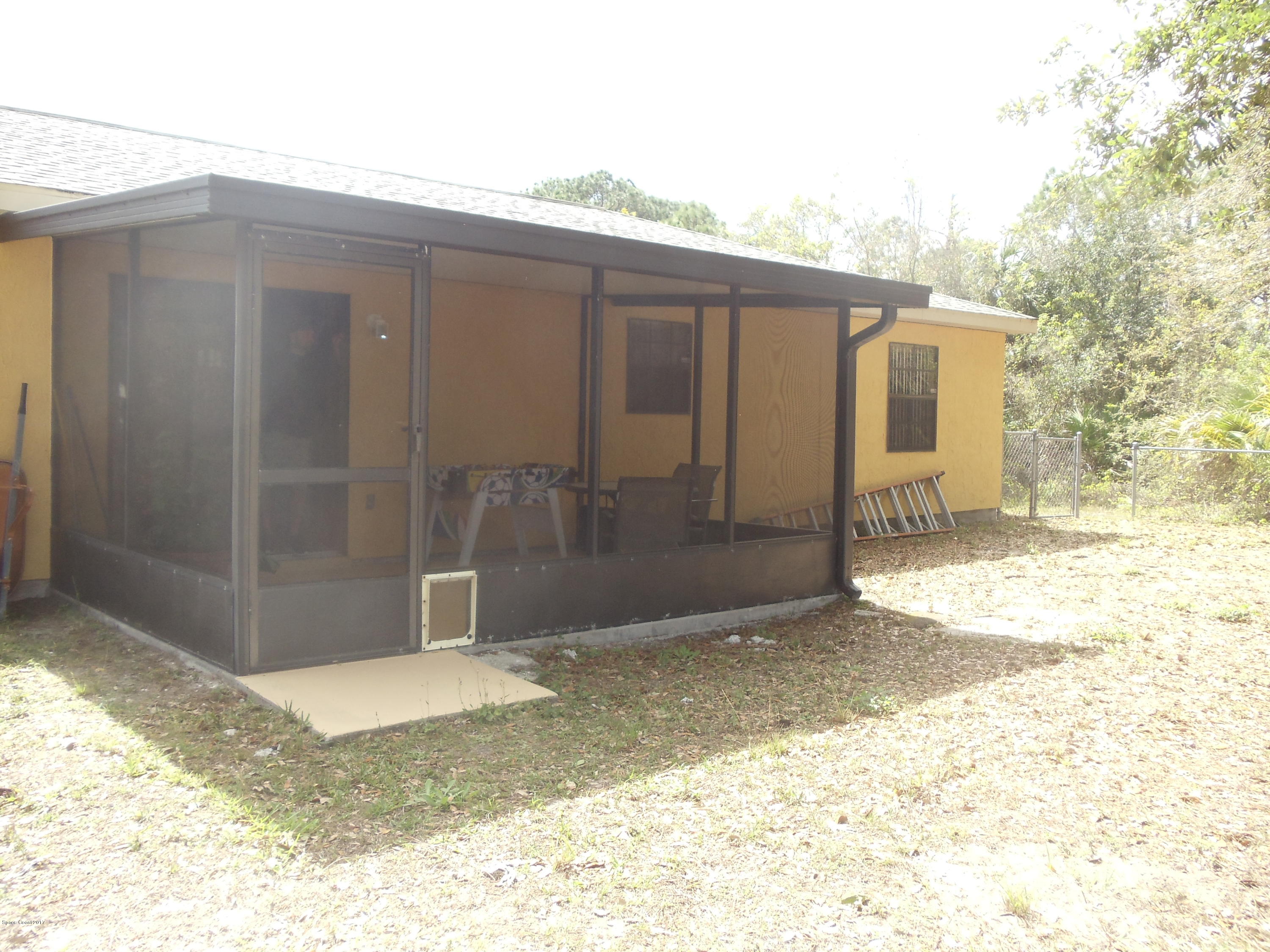 271 Trilby Road Southwest Palm Bay, FL 32908 - Photo 25 of 27 a backyard of a house