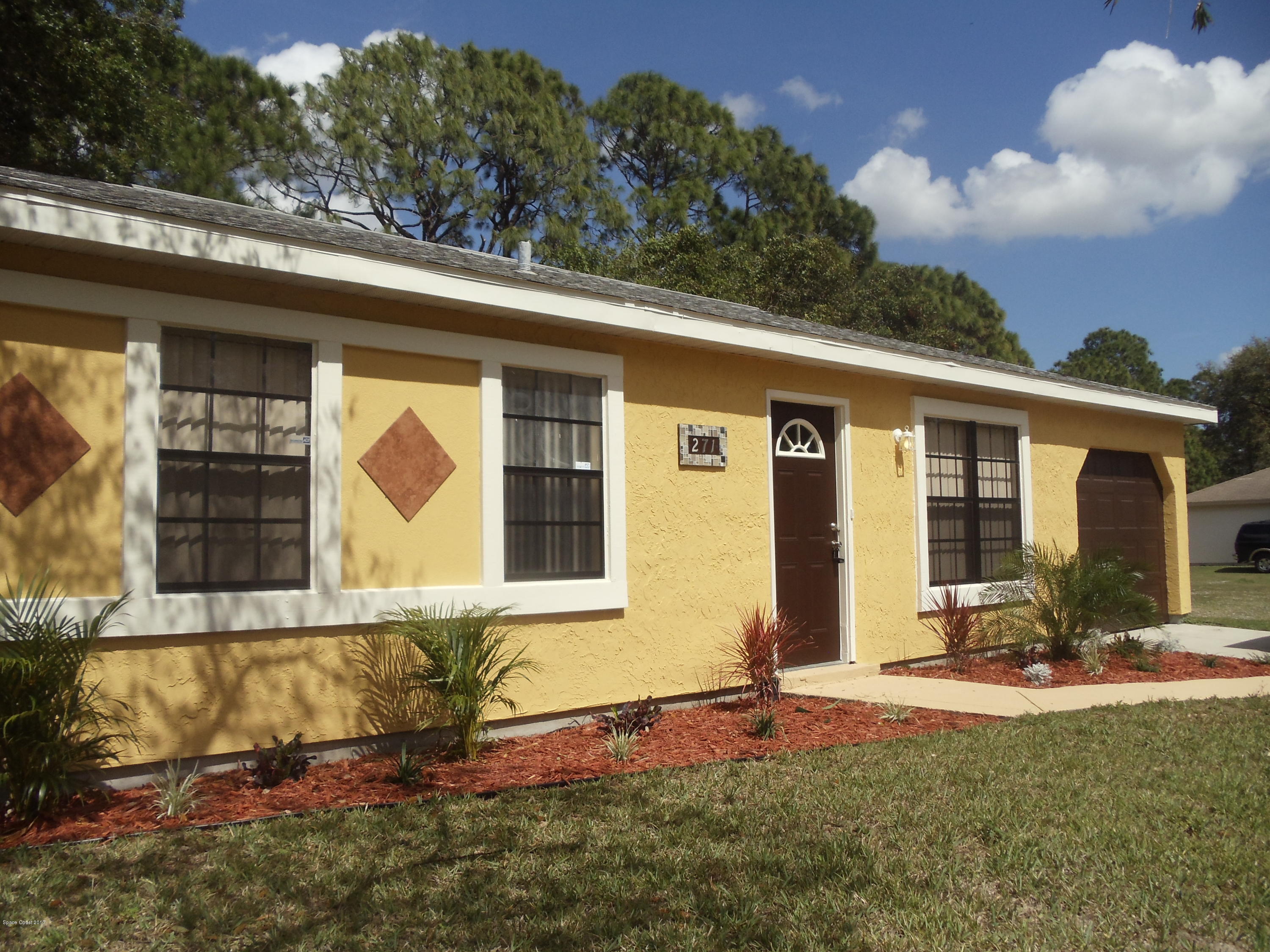 271 Trilby Road Southwest Palm Bay, FL 32908 - Photo 4 of 27 a front view of a house with a yard