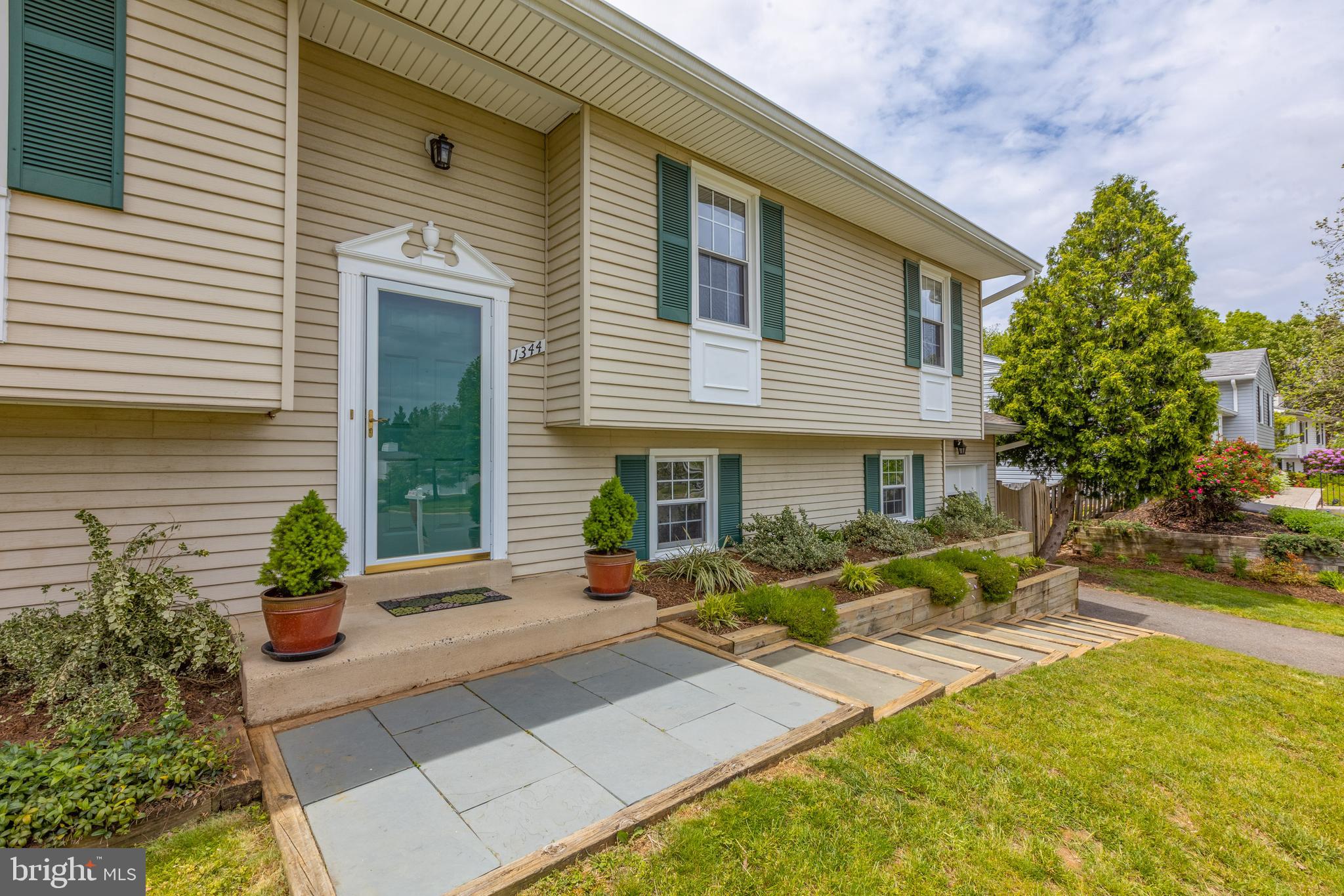 1344 Shallow Ford Road Herndon, VA 20170 - Photo 6 of 50 Wonderful Fairfax County living! Turn key home!