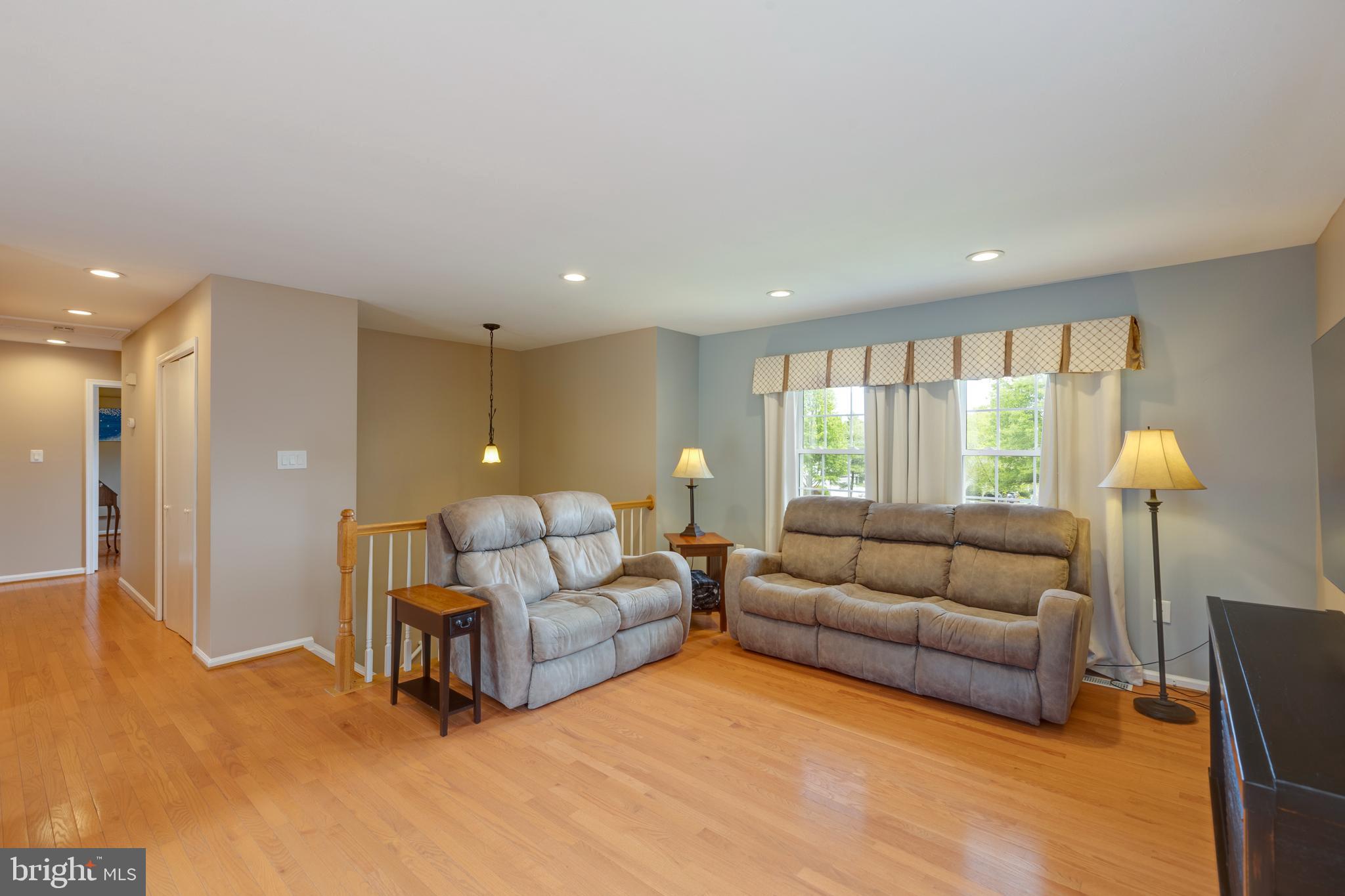 1344 Shallow Ford Road Herndon, VA 20170 - Photo 9 of 50 Pristine. Neutral, warm colors.