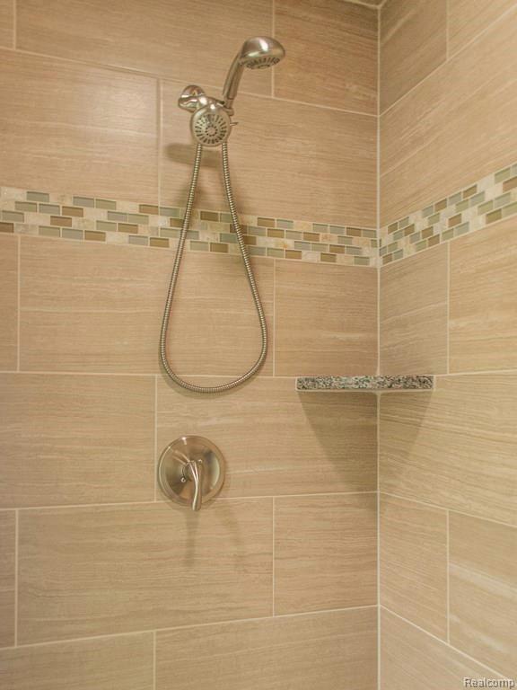 427 Woodside Road Royal Oak, MI 48073 - Photo 24 of 45 Mater Bath 1E.jpg
