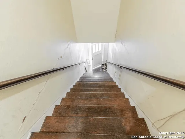 $1,200 | 839 West Russell Place, San Antonio, TX 78212