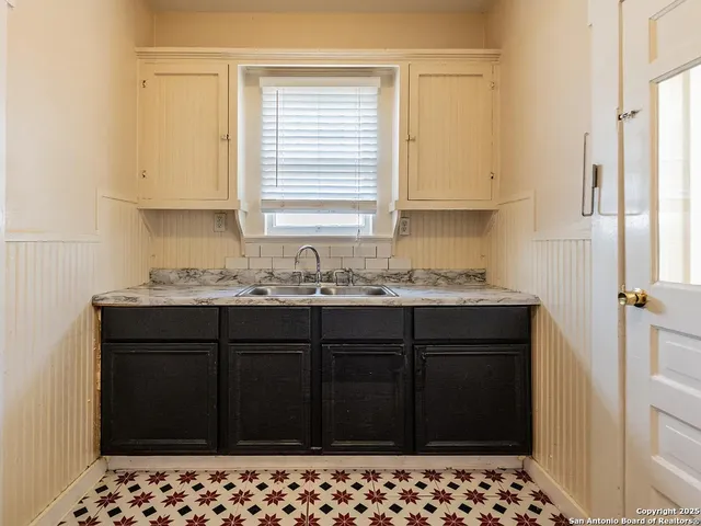 $1,200 | 839 West Russell Place, San Antonio, TX 78212