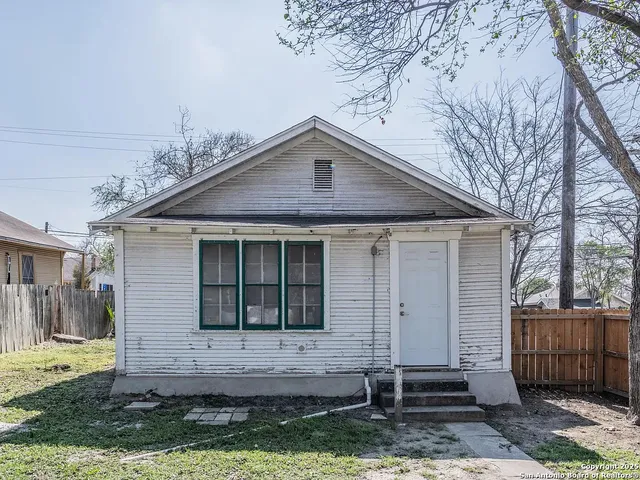 $1,200 | 839 West Russell Place, San Antonio, TX 78212