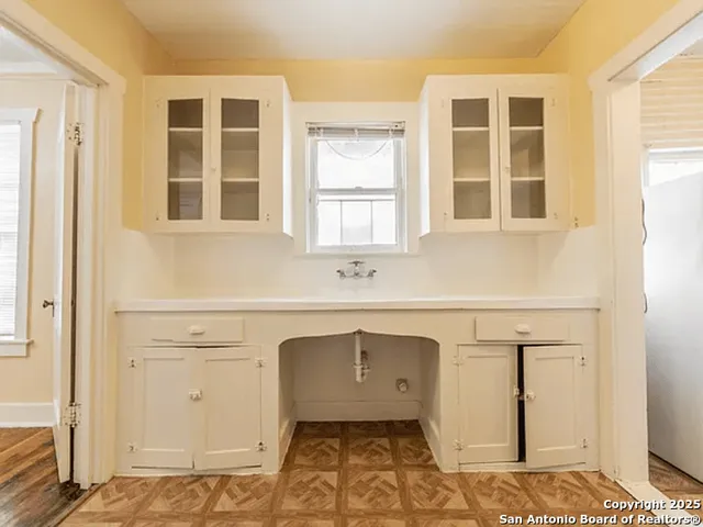 $1,200 | 839 West Russell Place, San Antonio, TX 78212