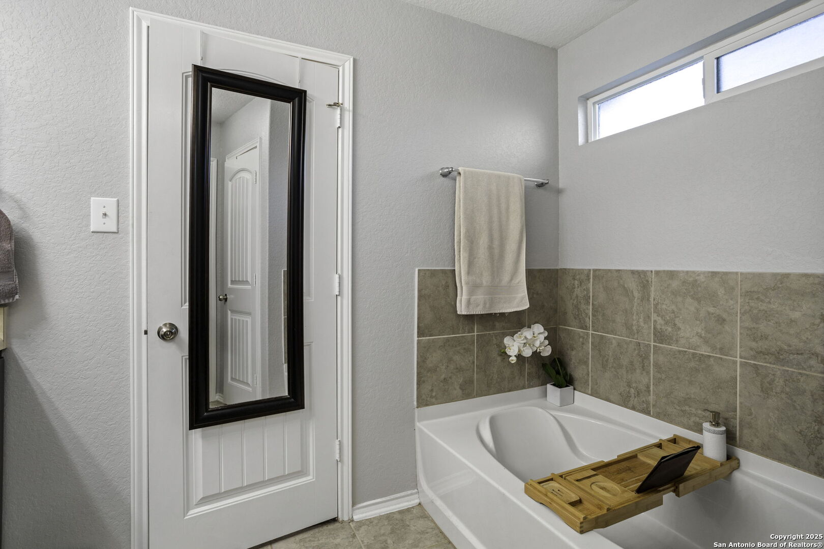 212 Kildeer Creek San Antonio, TX 78253 - Photo 15 of 29 a bathroom with a tub and shower