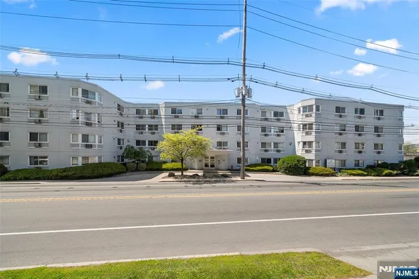$2,700 | 333 Grand, Unit 2N, Palisades Park, NJ 07650