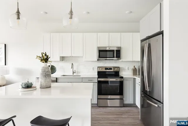 $2,650 | 15 West Johnson Avenue, Unit 412, Bergenfield, NJ 07621