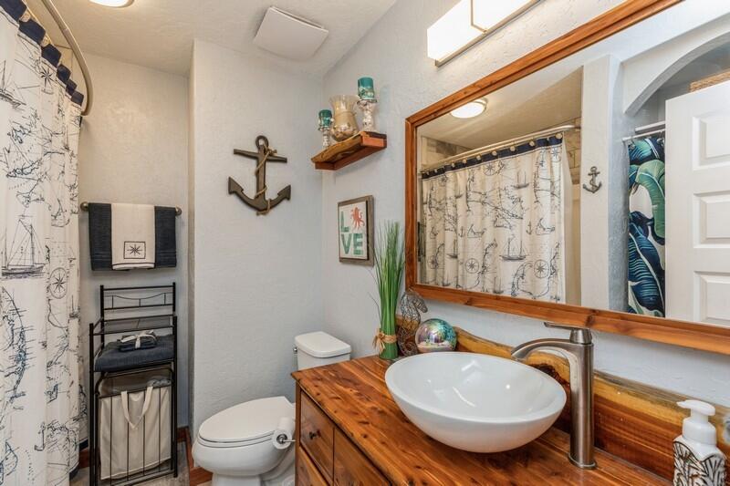 582 Woodlow Road Niceville, FL 32578 - Photo 20 of 30 a bathroom with a toilet a sink and mirror