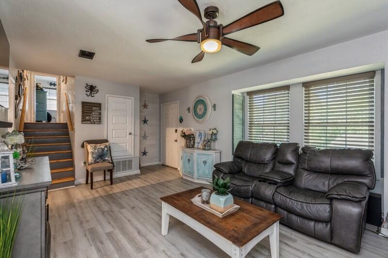 582 Woodlow Road Niceville, FL 32578 - Photo 22 of 30 a living room with furniture