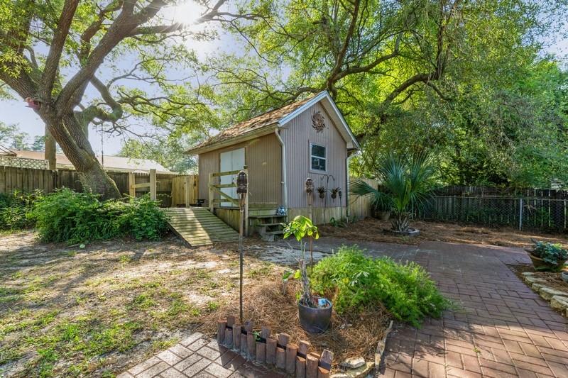 582 Woodlow Road Niceville, FL 32578 - Photo 26 of 30 a front view of a house with garden