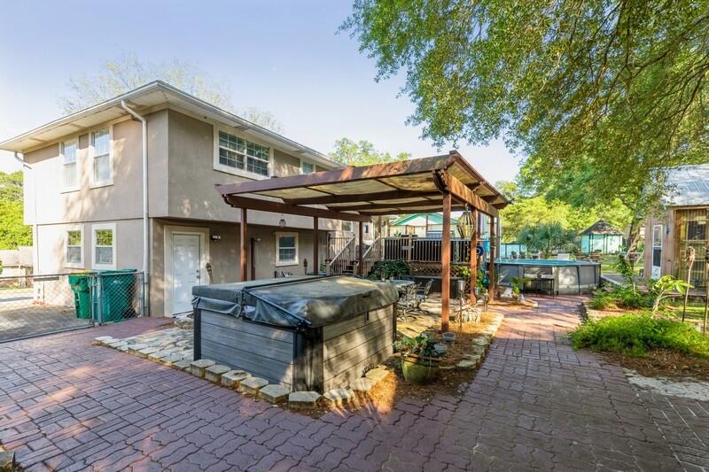 582 Woodlow Road Niceville, FL 32578 - Photo 27 of 30 a view of a patio with table and chairs under an umbrella