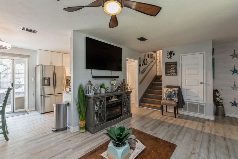 582 Woodlow Road Niceville, FL 32578 - Photo 7 of 30 a living room with furniture and a flat screen tv