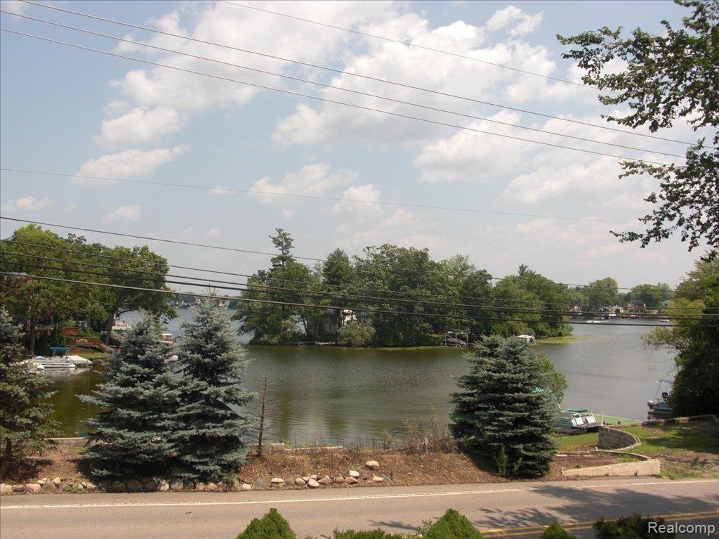 535 Heights Road Lake Orion, MI 48362 - Photo 3 of 9 Heights Lake View 2