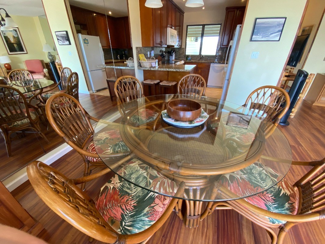 410 Papaloa Road, Unit 233 Kapaa, HI 96746 - Photo 12 of 13 a dining room with furniture