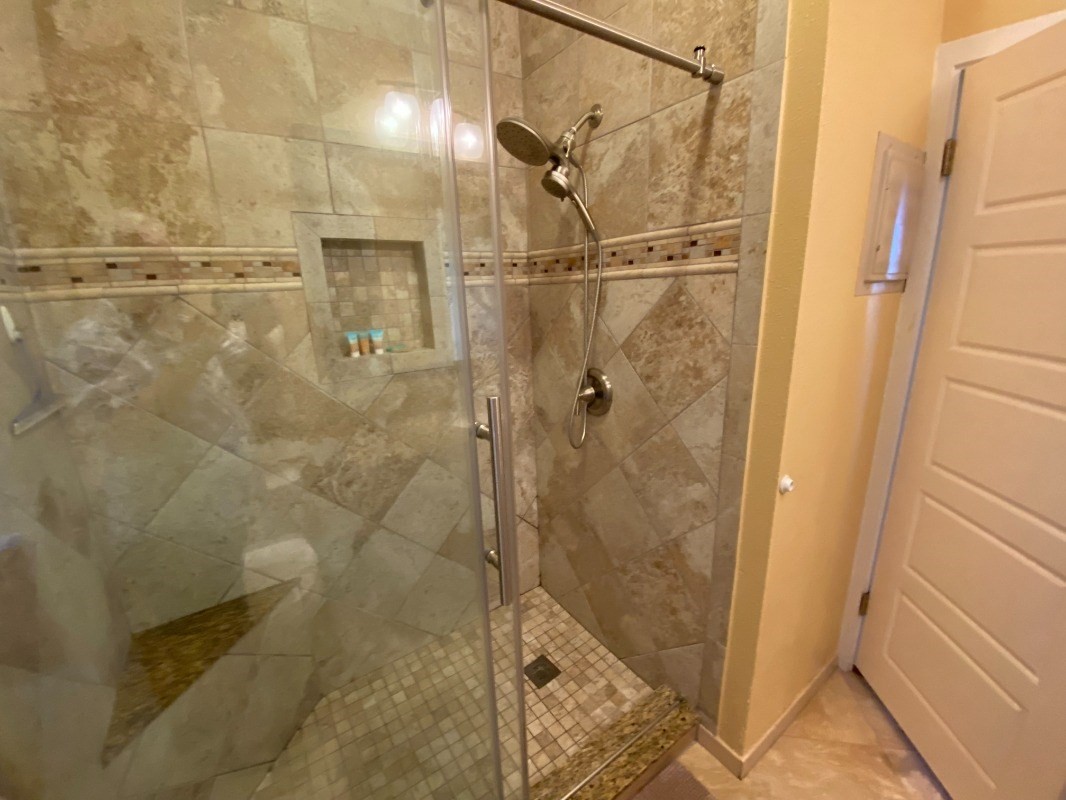 410 Papaloa Road, Unit 233 Kapaa, HI 96746 - Photo 8 of 13 a bathroom with a shower