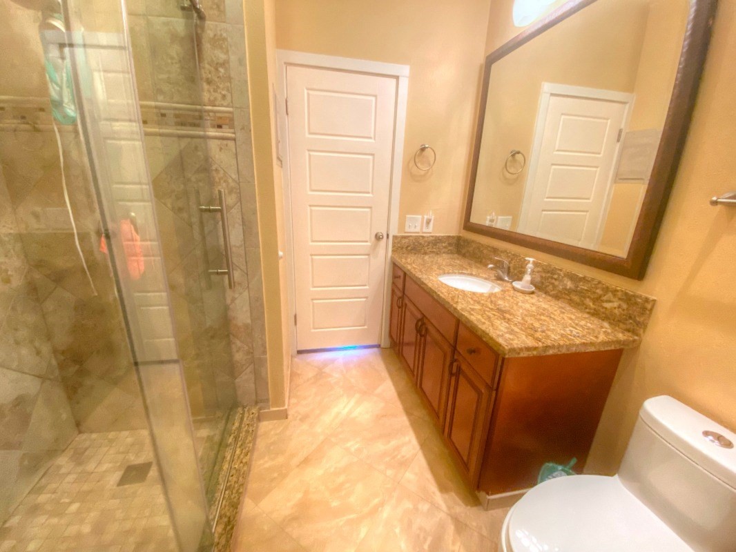 410 Papaloa Road, Unit 233 Kapaa, HI 96746 - Photo 9 of 13 a bathroom with a sink and mirror with bathtub