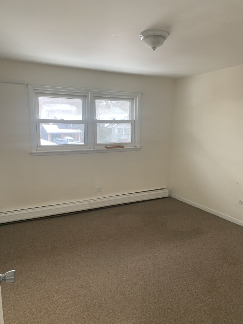 416 South Summit Street, Unit 2 Barrington, IL 60010 - Photo 12 of 13 an empty room with a window