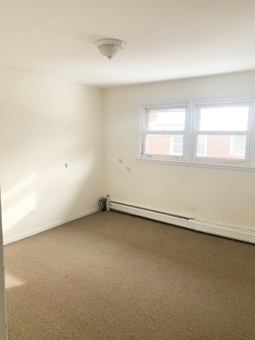 416 South Summit Street, Unit 2 Barrington, IL 60010 - Photo 10 of 13 an empty room with a window