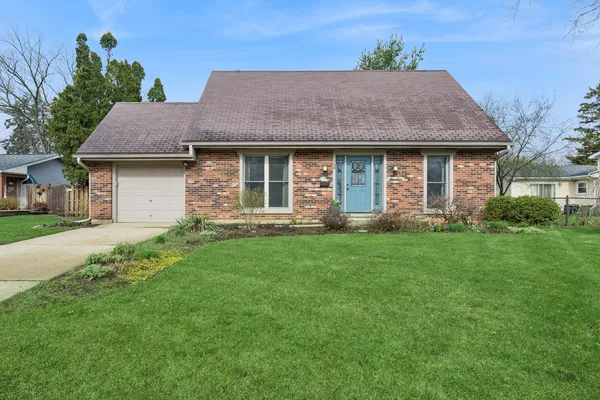 $345,000 | 938 Canterbury Drive, Crystal Lake, IL 60014