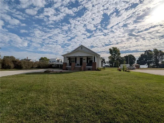 $170,000 | 407 South 1st Street, Hiawatha, KS 66434
