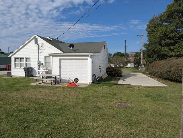 $170,000 | 407 South 1st Street, Hiawatha, KS 66434