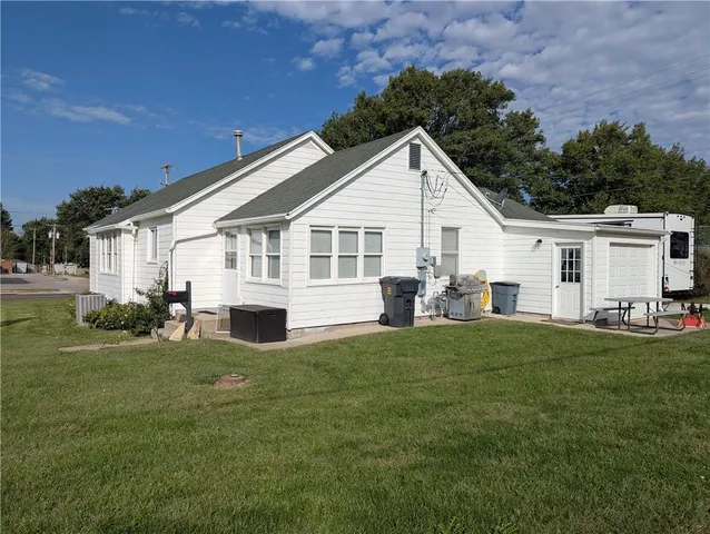 $170,000 | 407 South 1st Street, Hiawatha, KS 66434