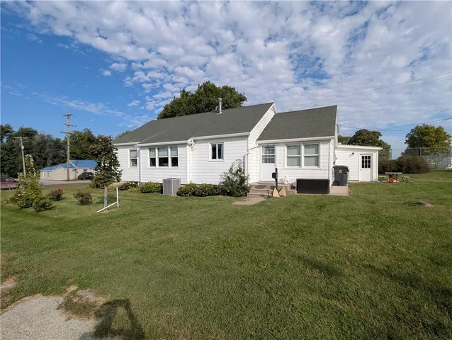 $170,000 | 407 South 1st Street, Hiawatha, KS 66434