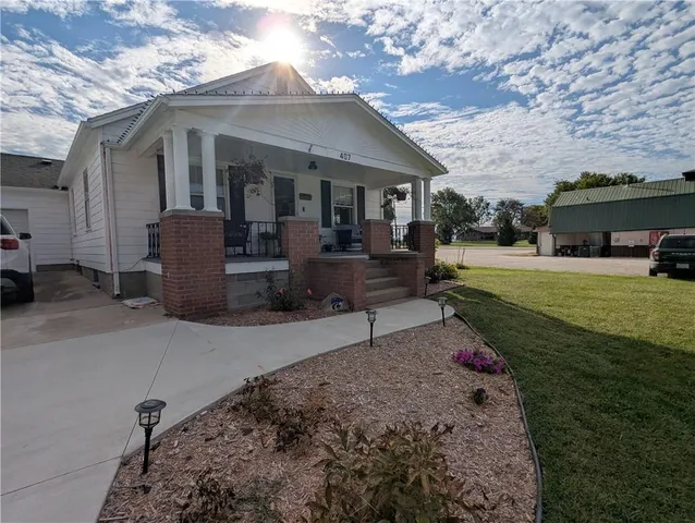 $170,000 | 407 South 1st Street, Hiawatha, KS 66434