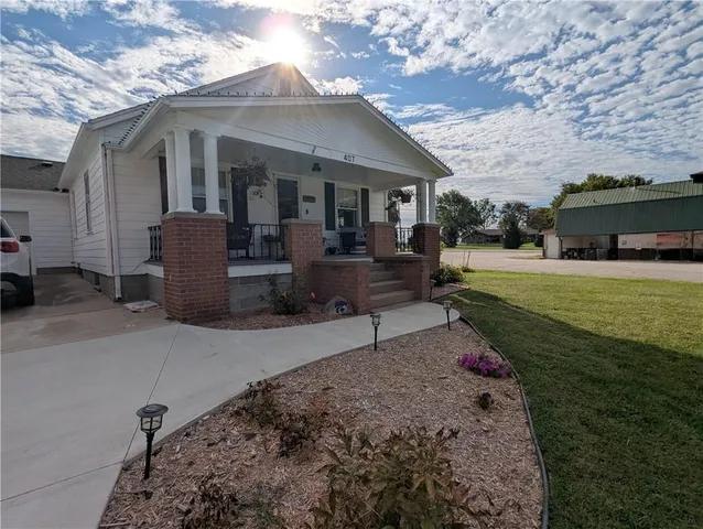 $170,000 | 407 South 1st Street, Hiawatha, KS 66434
