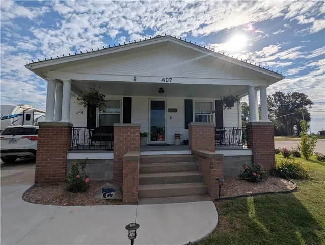 $170,000 | 407 South 1st Street, Hiawatha, KS 66434