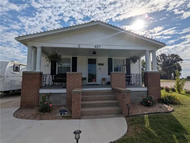 $170,000 | 407 South 1st Street, Hiawatha, KS 66434