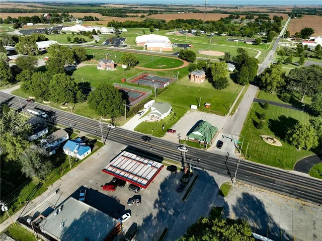 $170,000 | 407 South 1st Street, Hiawatha, KS 66434