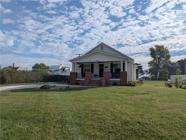 $170,000 | 407 South 1st Street, Hiawatha, KS 66434