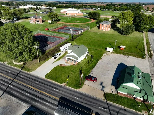 $170,000 | 407 South 1st Street, Hiawatha, KS 66434