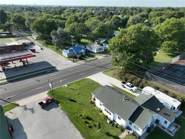 $170,000 | 407 South 1st Street, Hiawatha, KS 66434