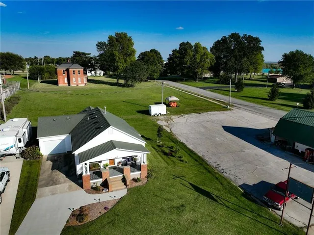 $170,000 | 407 South 1st Street, Hiawatha, KS 66434