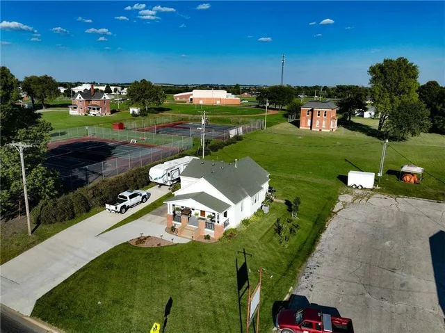 $170,000 | 407 South 1st Street, Hiawatha, KS 66434