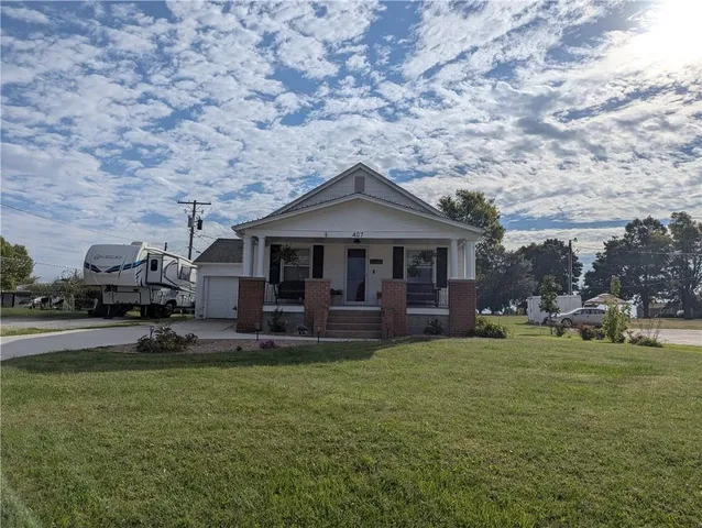 $170,000 | 407 South 1st Street, Hiawatha, KS 66434