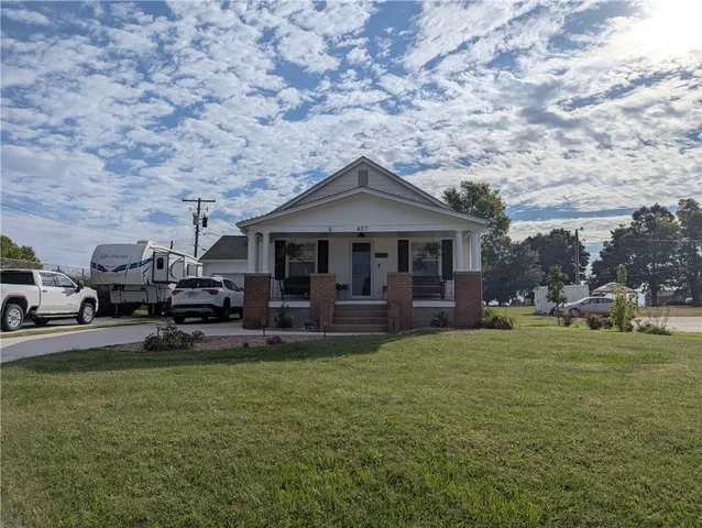 $170,000 | 407 South 1st Street, Hiawatha, KS 66434