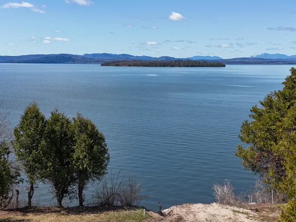 $349,900 | 41 Lake Drive, South Hero, VT 05486