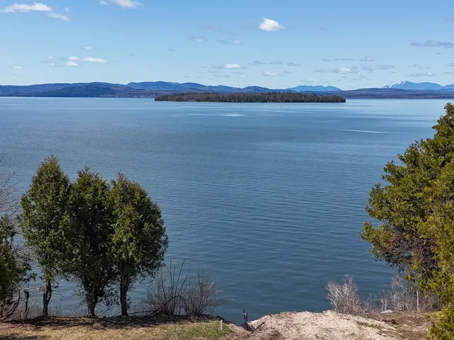 $349,900 | 41 Lake Drive, South Hero, VT 05486