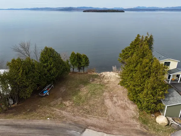 $349,900 | 41 Lake Drive, South Hero, VT 05486